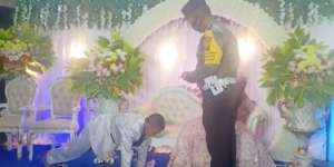 Pengantin Dihukum Pushup di Pelaminan, Gara-gara Tak Pakai Masker
