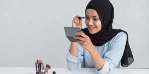 Kamu Termasuk Tim Eye Makeup yang Mana Selama Era New Normal?
