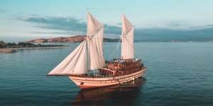 Menjelajah Pulau Komodo dan Raja Ampat Dengan Keanggunan Kapal Pinisi