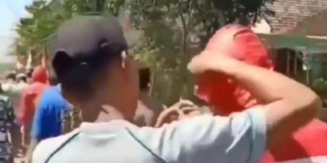 Warga di Malang Lepas Paksa APD Tenaga Kesehatan, Ini Sebabnya