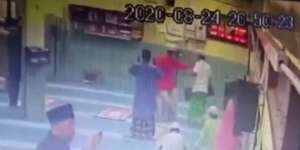 Viral Rekamaan CCTV Jemaah Dipukuli dan Ditendang, Alasannya Tak Masuk Akal
