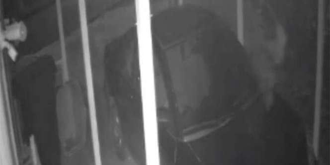 Terekam CCTV, Sosok Misterius Melayang di Atas Mobil Saat Tengah Malam