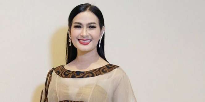 Pamer Foto Bareng Nagita Slavina, Iis Dahlia: Jangan Mikir Kotor Mulu