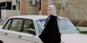 4 Tips Padu Padan Hijab Abu-Abu Agar Lebih Menarik