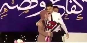 Viral Video Wisudawan Lepas Toga Karena Ibu Dilarang Naik Panggung