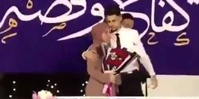 Viral Video Wisudawan Lepas Toga Karena Ibu Dilarang Naik Panggung