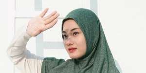 Tak Biasa Pakai Jeans, Lihat Gaya Dinda Hauw Bergaun Pink