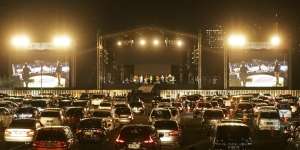 Potret Asyiknya Nonton Kahitna di Konser Drive-In Jakarta