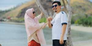 Mengintip 5 Potret Liburan Ustaz Solmed & Istri di Labuan Bajo