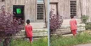Foto Anak Menonton Televisi Ini Bikin Hati Teriris