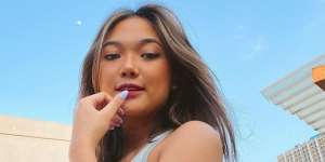 Pose di Ranjang dengan Wajah Lesu, Duh Gaya Marion Jola 