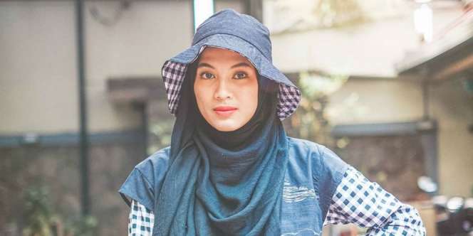 Lebih Boyish, Gaya Alyssa Soebandono dengan Hijab Kasual