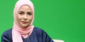 Gaya Modis Meisya Siregar dengan Pleated Jumpsuit