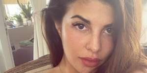 Jacqueline Fernandez Tampil Percaya Diri dengan Freckles