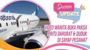 Video Wanita Buka Paksa Pintu Darurat & Duduk di Sayap Pesawat