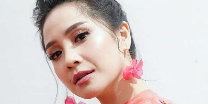 Pakai Rok Bolong Harga Rp14 Juta, Gaya Nagita Bikin Gagal Paham