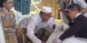 Viral Pengantin Nangis Saat Sungkeman, Netizen Bingung Antara Haru atau Ngakak!