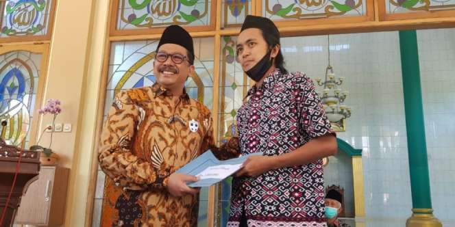 Huda, Mahasiswa Jadi Kuli Bangunan di Masjid Tanpa Pamrih 