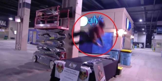 Aksi Gagal Smackdown, Kepala Hantam Beton Jagoan Gulat KO