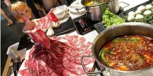 Hot Pot Unik, Irisan Dagingnya Membalut Barbie