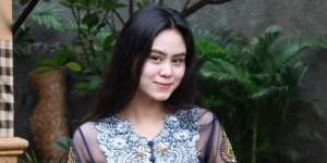 Berbalut Kebaya, Gaya Modis Dwinda Ratna Istri Mas Pur Tukang Ojek Pengkolan