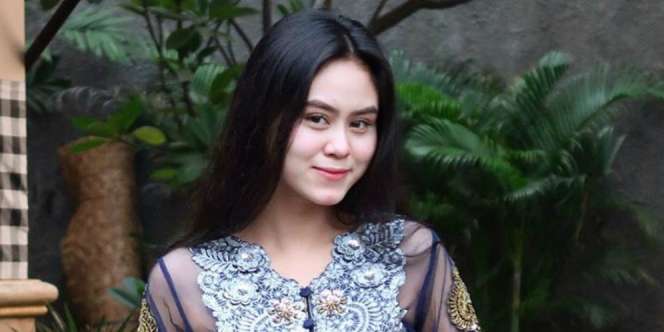 Berbalut Kebaya, Gaya Modis Dwinda Ratna Istri Mas Pur Tukang Ojek Pengkolan