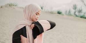 Tips Padu Padan Abaya Hitam Agar Terlihat Menarik