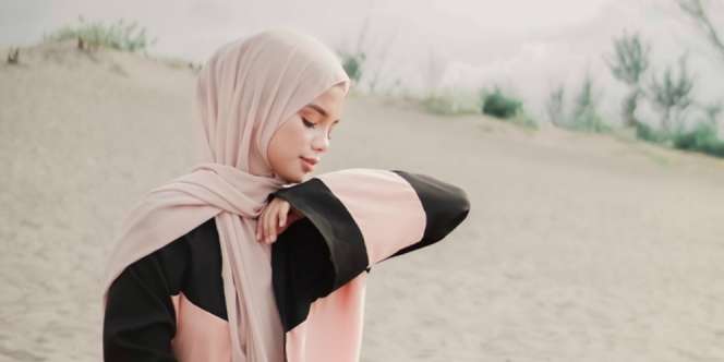 Tips Padu Padan Abaya Hitam Agar Terlihat Menarik