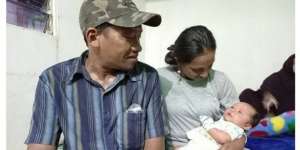 Tak Bayar Kost, Pasutri dan Bayi Tidur di Gerobak Sampah