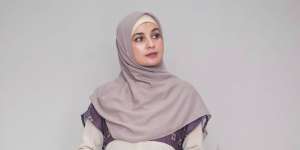 Bak ABG, Gaya Modis Shireen Sungkar dengan Pleated Pants