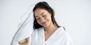 4 Masker Rambut Alami yang Bisa Membuat Rambut Berkilau