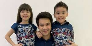 5 Seleb Indonesia yang Dikaruniai Anak Kembar, Gemas Abis!