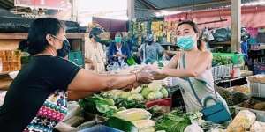 Pakai Daster Belanja di Pasar, Gaya Salmafina Bikin Salfok