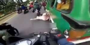 Viral Momen Emak-emak Terlempar dari Dalam Angkot, Merinding