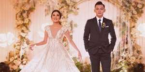 10 Momen Pernikahan Nella Kharisma dan Dory Harsa, Romantis Bak Romeo Juliet