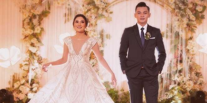 10 Momen Pernikahan Nella Kharisma dan Dory Harsa, Romantis Bak Romeo Juliet