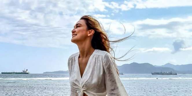 Daster Mewah Luna Maya Curi Perhatian