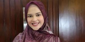 Baru Melahirkan, Cut Meyriska Flawless dengan Riasan Soft Pink