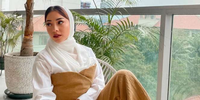 Nikita Willy Tampil Memesona dengan Gaun Semi Transparan