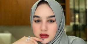 Penampilan Hana Hanifah Berhijab Curi Perhatian