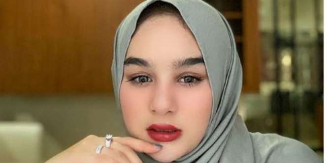 Penampilan Hana Hanifah Berhijab Curi Perhatian
