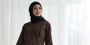 Bak Sosialita, Gaya Cetar Donita 'Perang' Saat Pandemi