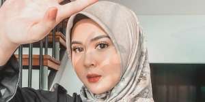 Padu Padan Dress dan Jeans Kasual Ala Kesha Ratuliu