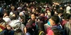 Video Ratusan Orang Abaikan Protokol Kesehatan Demi Melamar Kerja di Purwakarta