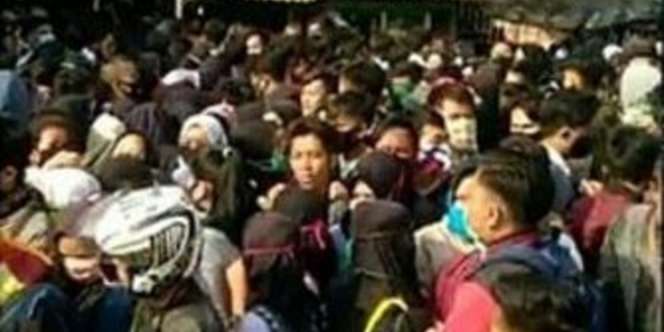Video Ratusan Orang Abaikan Protokol Kesehatan Demi Melamar Kerja di Purwakarta