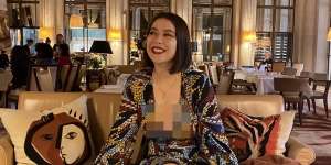 Wanita Cantik Ini Dilarang Masuk Museum karena Berpakaian Terlalu Seksi
