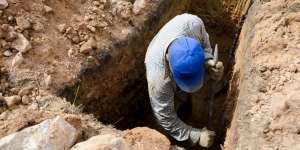 Lockdown Diperlonggar, Warga Irak Bongkar Ratusan Makam Pasien Covid-19