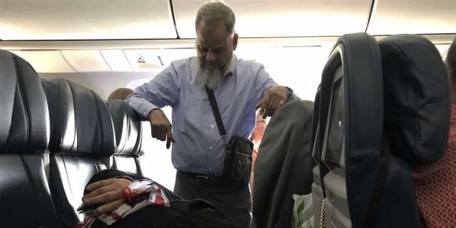 Bucin Abis, Suami Rela Berdiri 6 Jam di Pesawat Agar Istri Bisa Tidur Rebahan