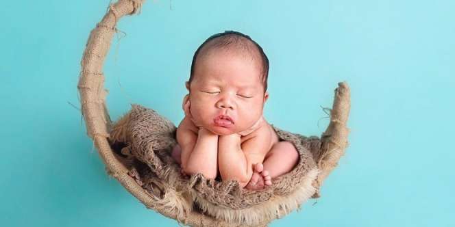 Gemasnya Gaya Putra Citra Kirana & Rezky di Photoshoot Newborn