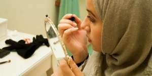 3 Tips Mudah Merapikan Alis di Rumah